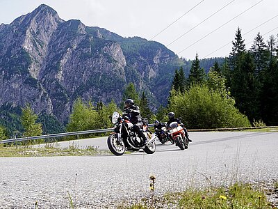 Motorradfahrer der ADAC Classic meets Traunsee vor beeindruckender Bergkulisse