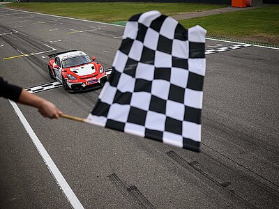 Geschwenkte Zielflagge bei einem Rennen des Porsche Sports Cup in Hockenheim