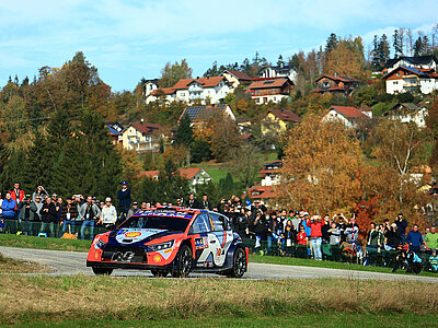 Hyundai Rally1 Fahrzeug bei einer Rallye
