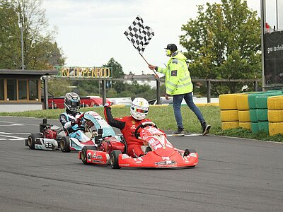 Zieleinlauf bei einem GTC Kartrennen in Oppenrod